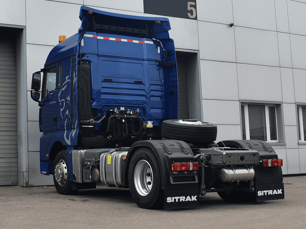 Sitrak c7h max 6x4 синий. Sitrak c7h. Ситрак синий. Тягач sitrak c7h 4x2 zz4186v391he adr. Sitrak c7h седельный тягач.